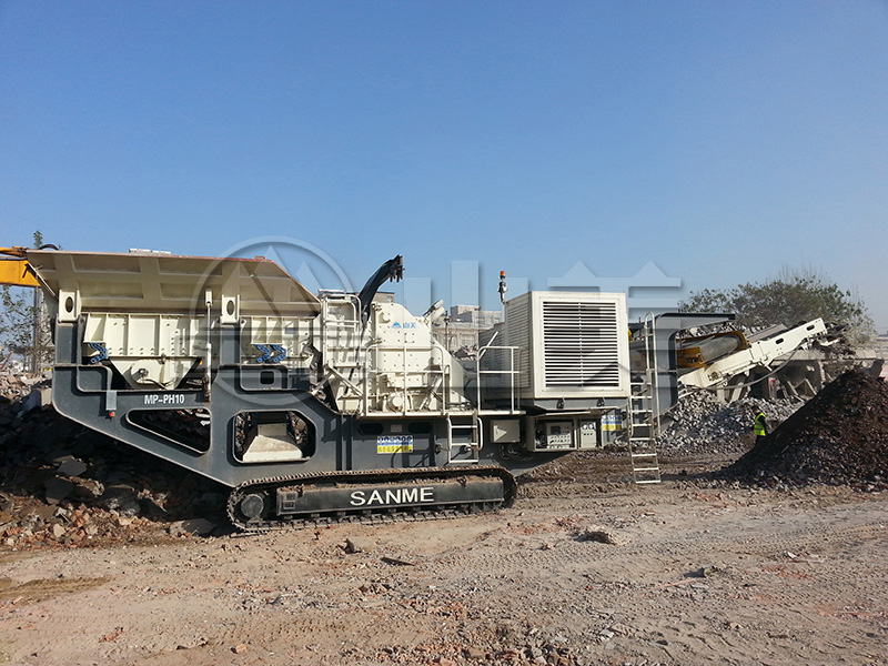 與傳統(tǒng)的固定式破碎機(jī)相比，移動(dòng)破碎站有哪些特點(diǎn)？