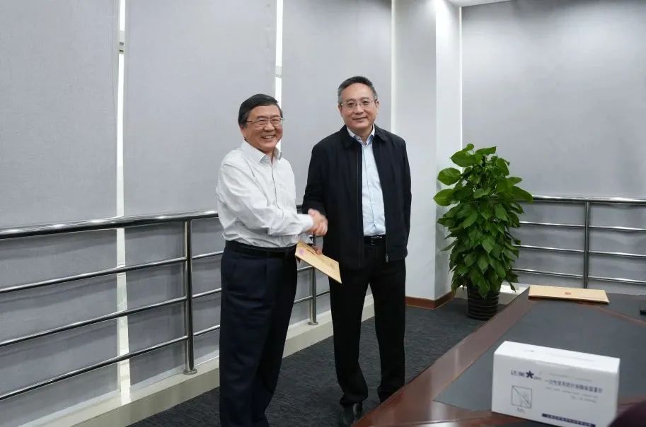 奉賢區(qū)人大常委會黨組書記、主任張培榮一行蒞臨上海山美股份開展“優(yōu)環(huán)境、穩(wěn)經(jīng)濟”大走訪大調(diào)研