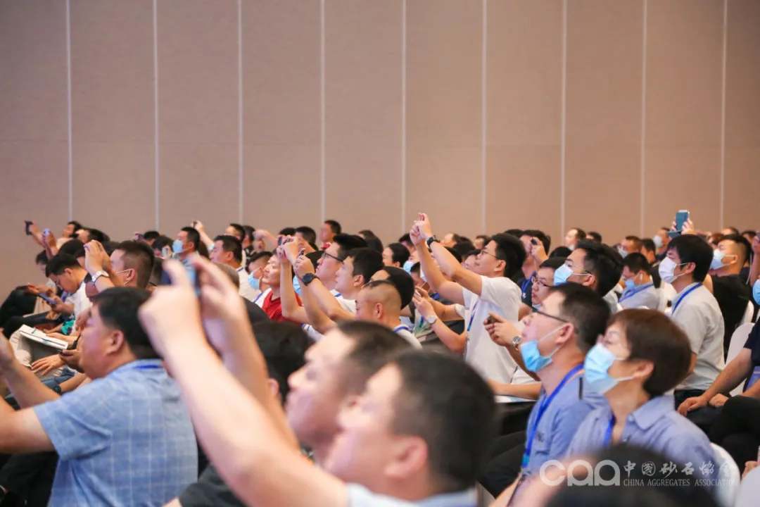 主旨報(bào)告 | 胡幼奕以國(guó)際化視角，提出固廢綜合利用和生態(tài)環(huán)境修復(fù)新思路